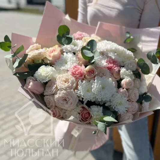 Сборный букет хризантем, диантусов, эвкалипта и роз