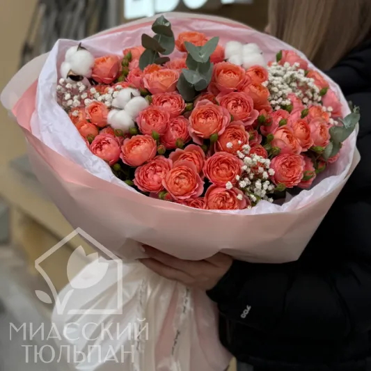 Букет пионовидных роз и хлопка
