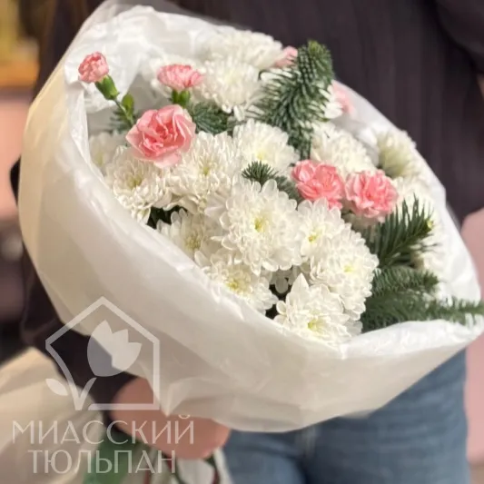 Букет хризантем, диантусов и нобилиса 