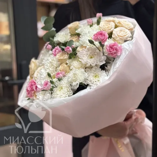 Сборный букет хризантем, эвкалипта, кустовых диантусов и пионовидных роз 