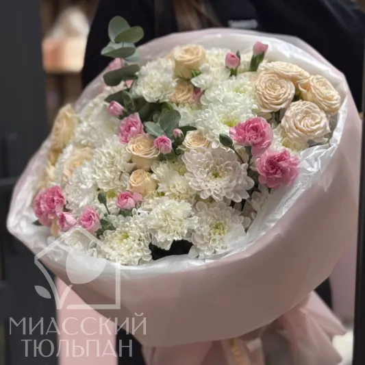 Сборный букет хризантем, эвкалипта, кустовых диантусов и пионовидных роз 