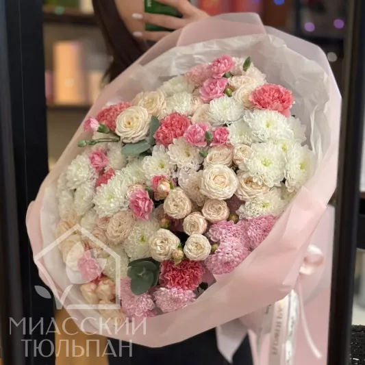 Сборный букет хризантем кустовых, диантусов, пионовидных роз 