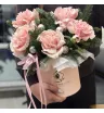 Французские пышные розы в шляпной коробке с нобилисом 