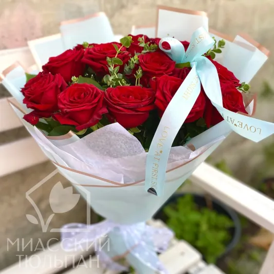 Букет из 25 красных роз и эвкалипта