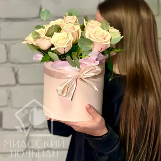 Композиция из 13 роз