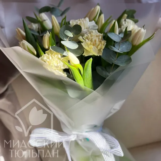 Букет из тюльпанов и диантусов
