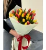 Букет ярких тюльпанов