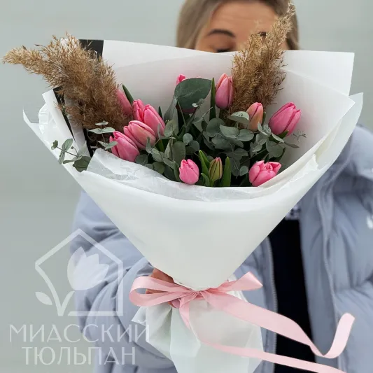 Букет из тюльпанов с эвкалиптом